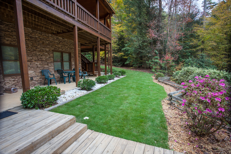 Ellijay rental cabin sleeps 8 and located in the Coosawattee River Resort